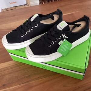 CARIUMA OCA black canvas sneakers size 6.5 new in box ready for summer.